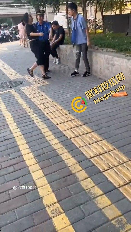 嚣张两口子街头殴打路人，不料自投罗网！别还手，让他们等着拘留赔钱吧！-8