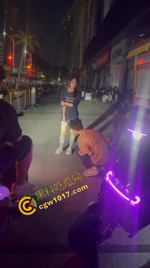 精神小伙街头怒打精神小妹被反杀，刀妹一刀穿心，鲜血喷溅三尺，现实惨剧震撼人心！-5