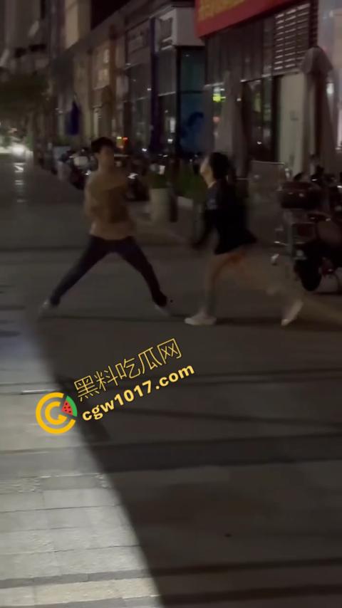 精神小伙街头怒打精神小妹被反杀，刀妹一刀穿心，鲜血喷溅三尺，现实惨剧震撼人心！-7