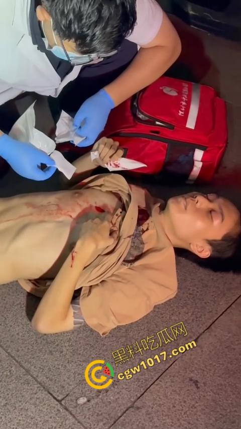 精神小伙街头怒打精神小妹被反杀，刀妹一刀穿心，鲜血喷溅三尺，现实惨剧震撼人心！-9