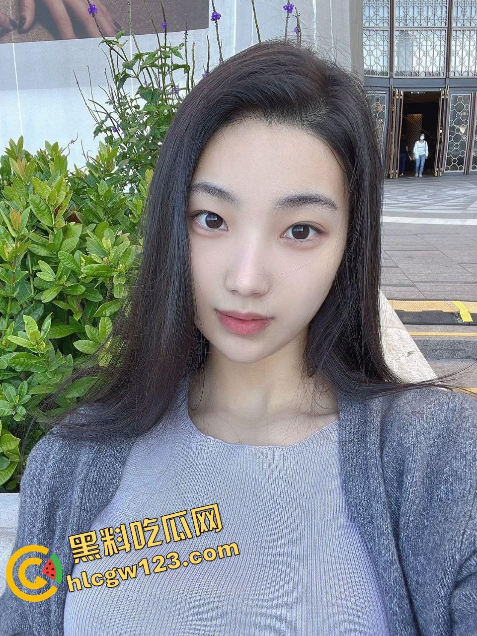 海角乱伦大神狂操干妈，口爆樱桃小嘴灌满浓精吞下，甜品蛋糕引诱后嫩逼猛抽，母子情深爽得狠！-2