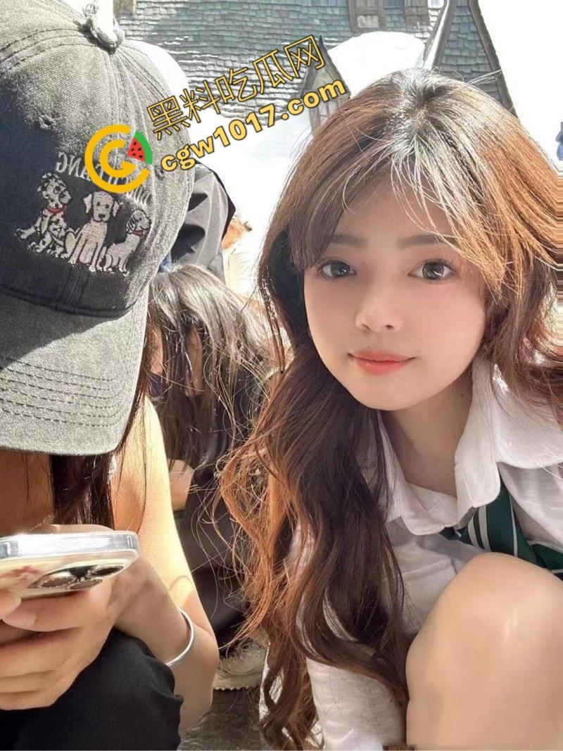 成都清纯学生妹【李丽霎】被黄毛调教爆操，内裤强行塞进小穴内，女上位乘骑画面无比风骚！-2