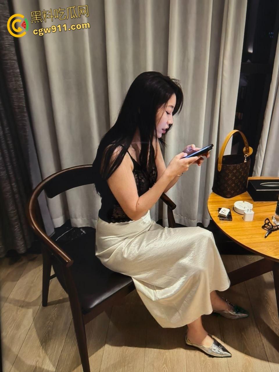 江苏南京银行职员【李丹丹】，高颜值白衬衫气质御姐，女上骑乘疯狂淫叫，还被绿帽癖男友贡献出去 ！-2