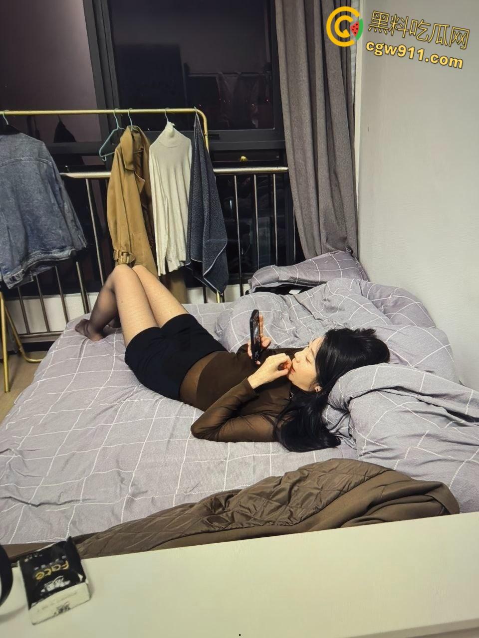 江苏南京银行职员【李丹丹】，高颜值白衬衫气质御姐，女上骑乘疯狂淫叫，还被绿帽癖男友贡献出去 ！-3