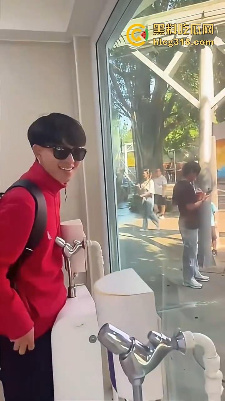 这样的厕所你敢去吗！泰国双向镜玻璃男厕，外面看是普通镜子，里面却是透明玻璃，刺激感爆棚！-4