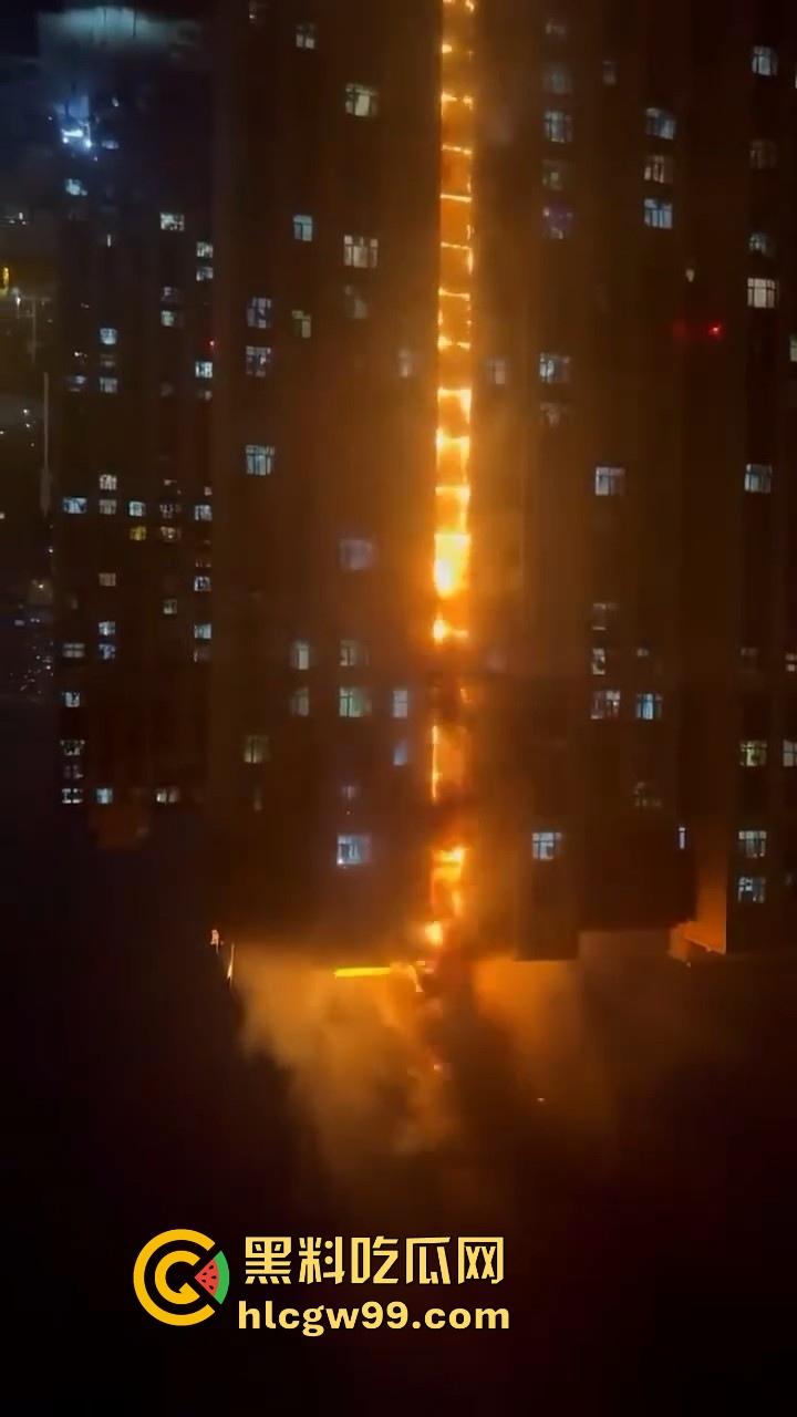 河北石家庄惊现火灾，据说是老头老奶积攒多年的纸箱着火的，现场火光冲天极其混乱！-9