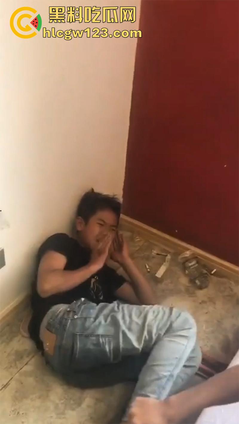 广东最怂精神小伙，被人霸凌吓尿裤子，就这点逼胆还出来混，后面跪着那俩更惨人熊熊一窝啊！-2