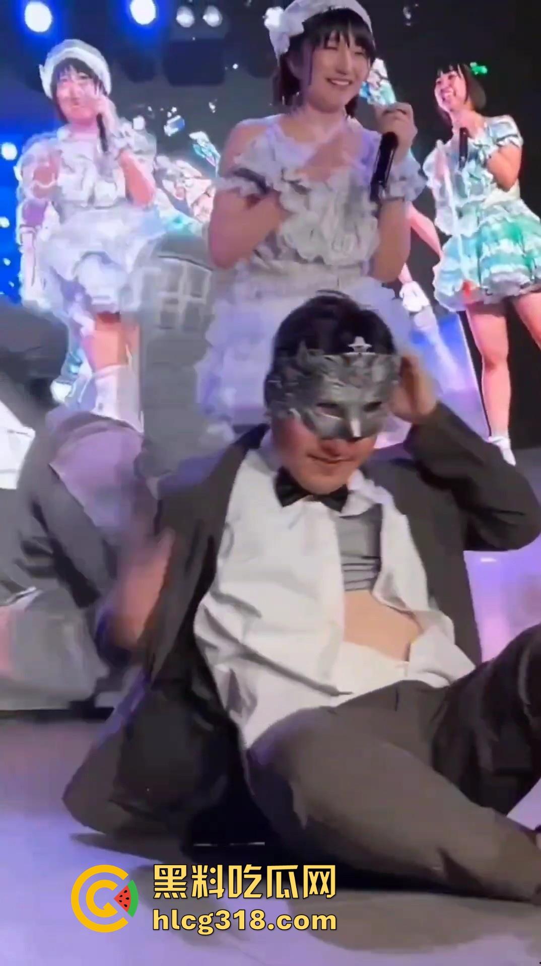 日本可爱女优粉丝见面福利，享受在线骑乘坐脸，幸运粉丝张开大口直接狂舔，狠狠的满足了！-10