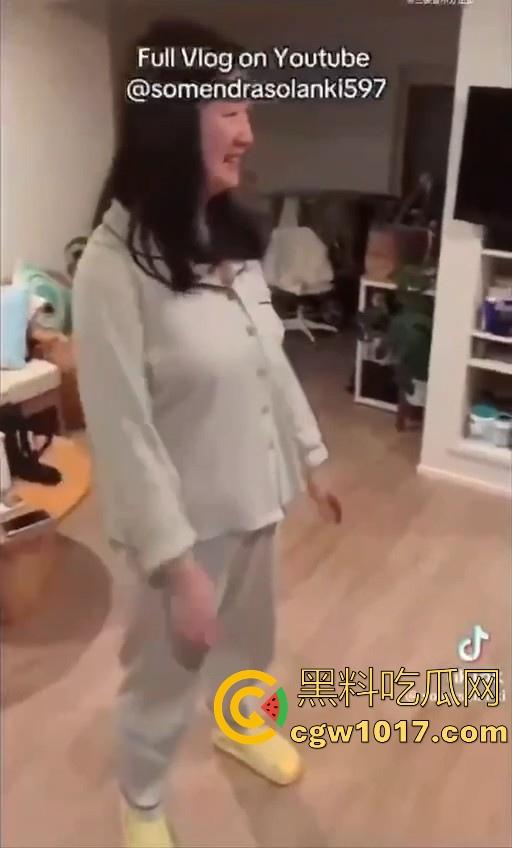 黑人时代已经过去，现在印度人才是顶流！中国妻子贴心呵护印度老公，连爸妈也带回到中国，巴西牛排变异啦！-7