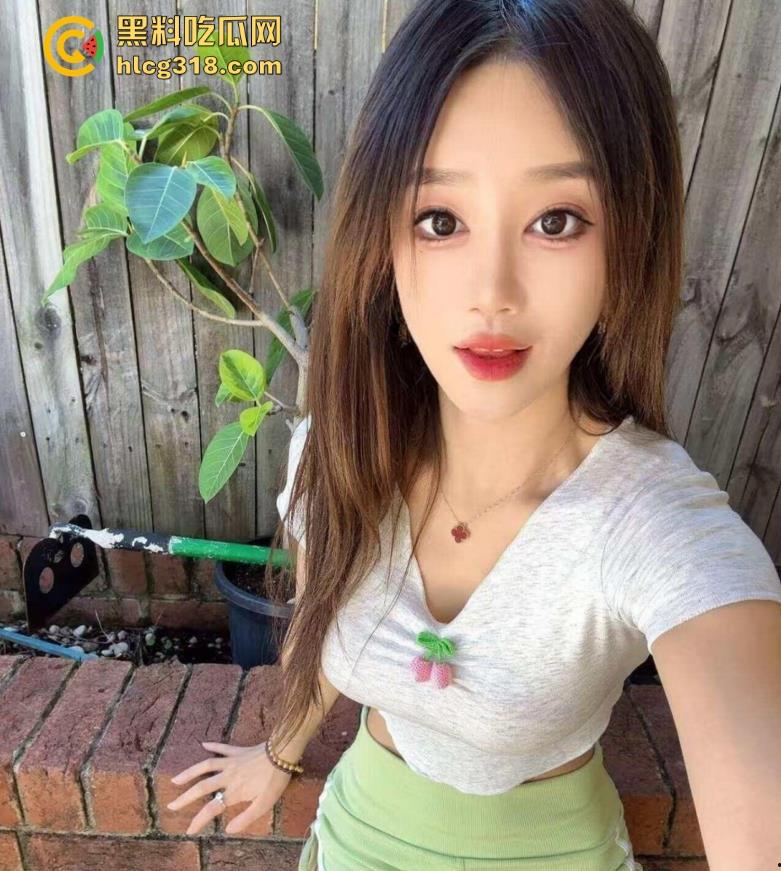 三亚沙滩情侣户外当众野战，精虫上脑被偷拍视若无睹继续干，吹着海风操着自己心爱的女人！-1