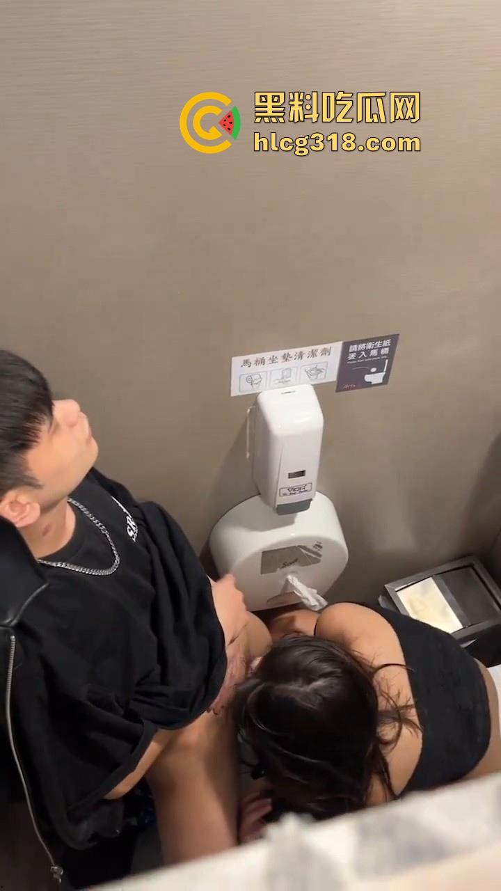 高颜值极品美女厕所偷情，高挑模特身材，男友鸡巴还没多硬呢就迫不及待想要，真是骚气十足！-5