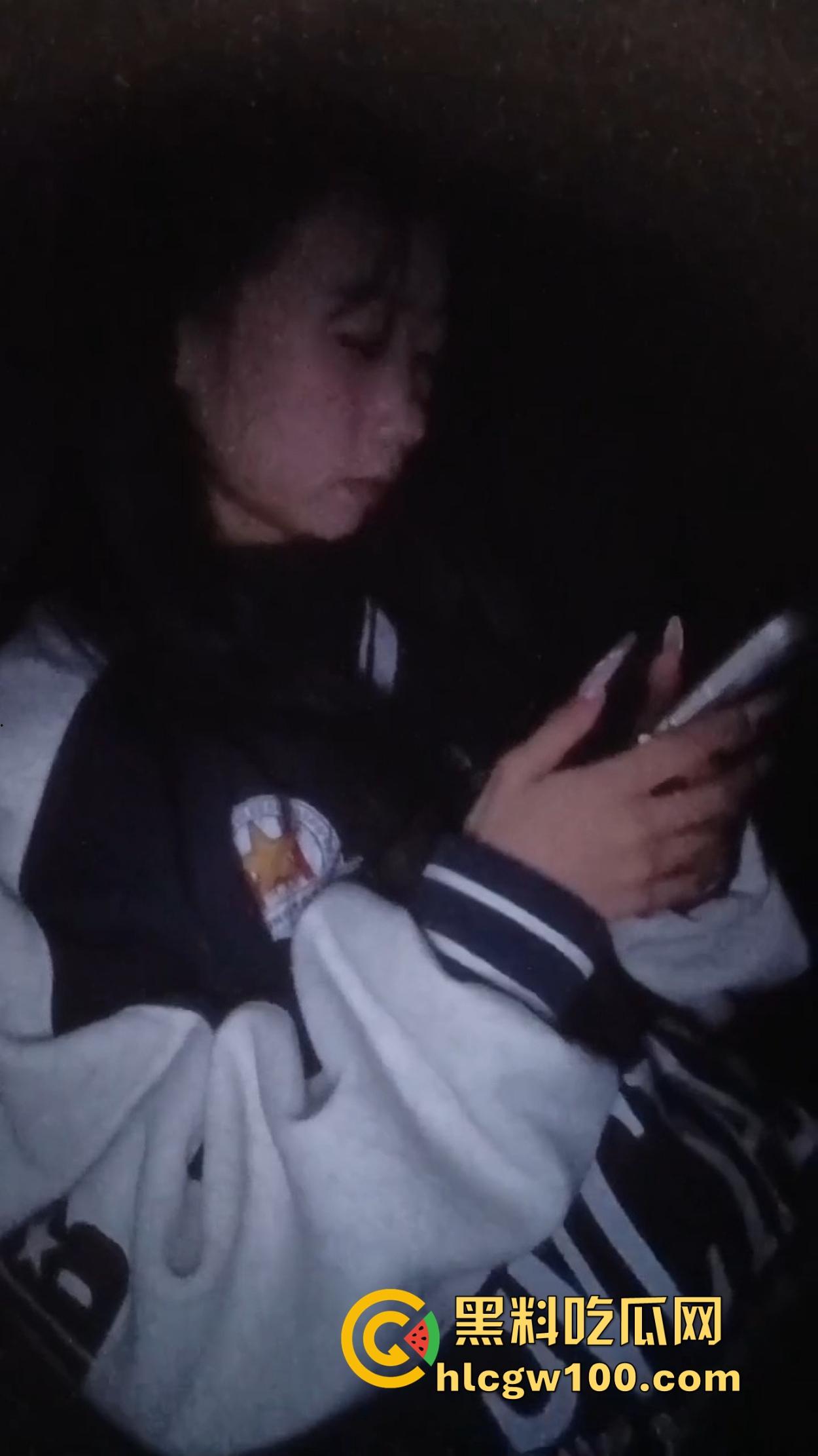 学生妹子放寒假都出来兼职站街，穿着校服卖快餐是勤工俭学还是逼良为娼？道德和地址哪个重要？-5