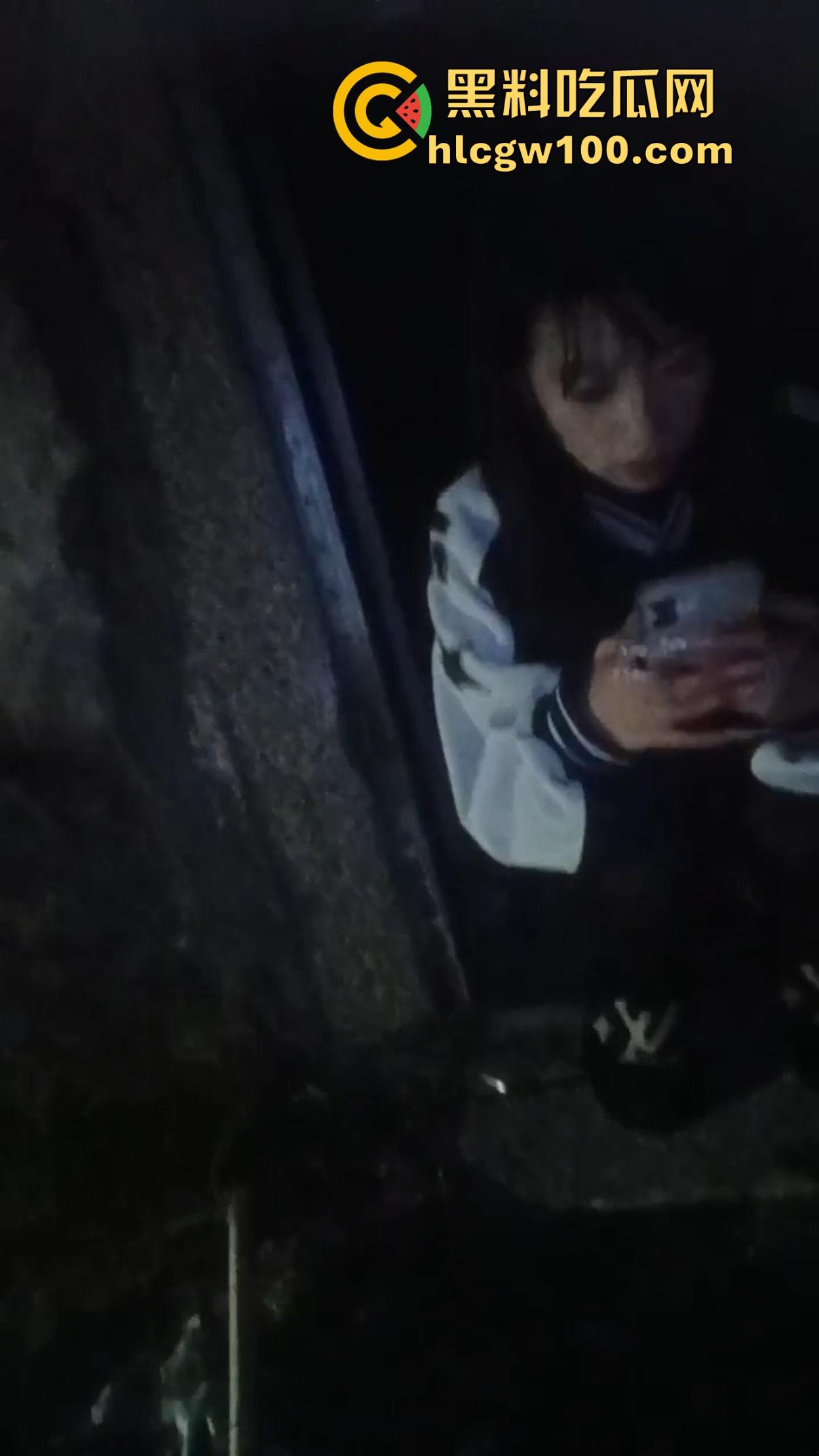 学生妹子放寒假都出来兼职站街，穿着校服卖快餐是勤工俭学还是逼良为娼？道德和地址哪个重要？-7