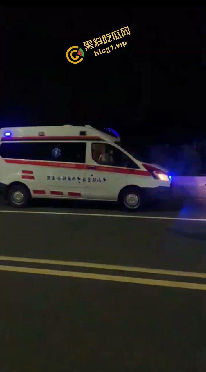 广东中山小榄镇 鬼火少年炫技飙车失败 对撞致车辆散架 倒地不起！-9