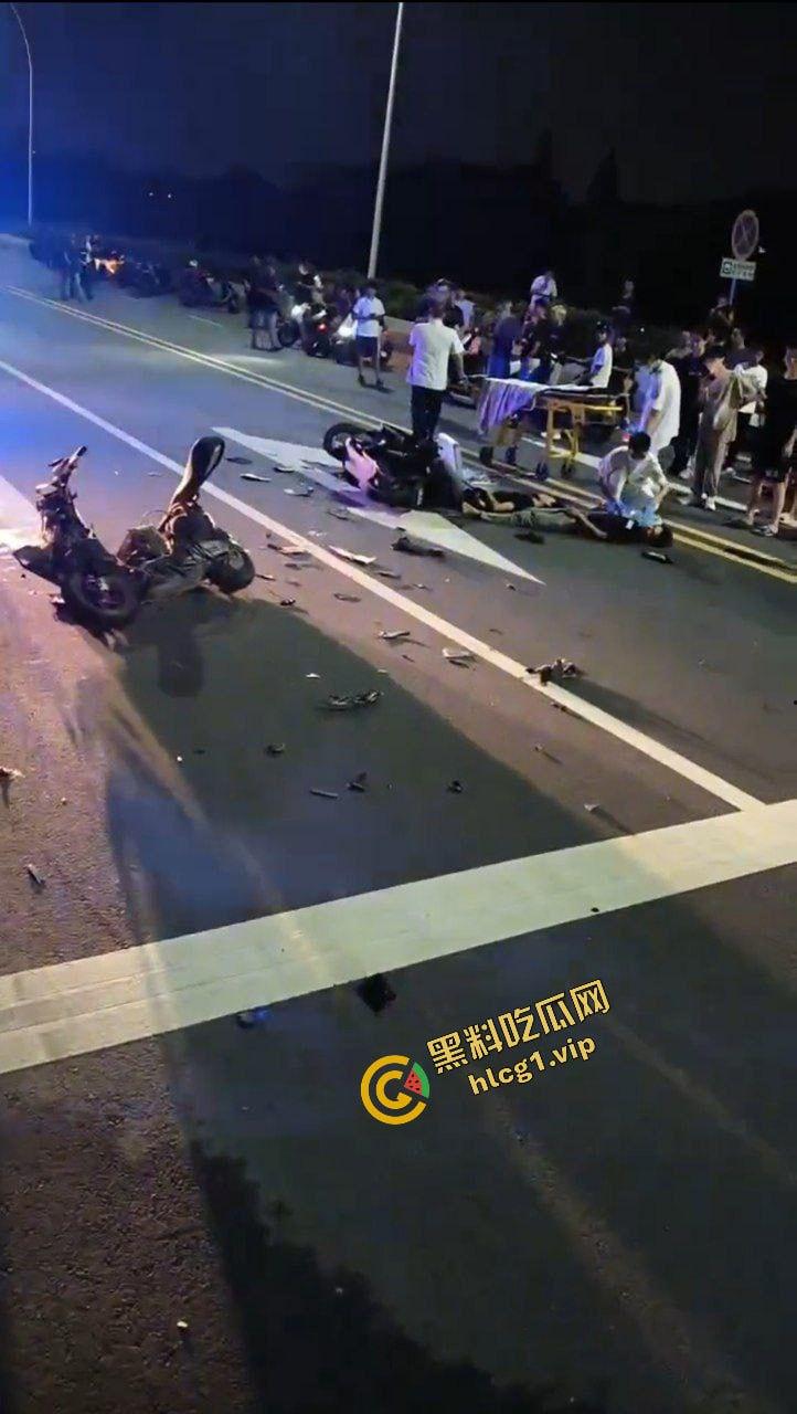 广东中山小榄镇 鬼火少年炫技飙车失败 对撞致车辆散架 倒地不起！-12