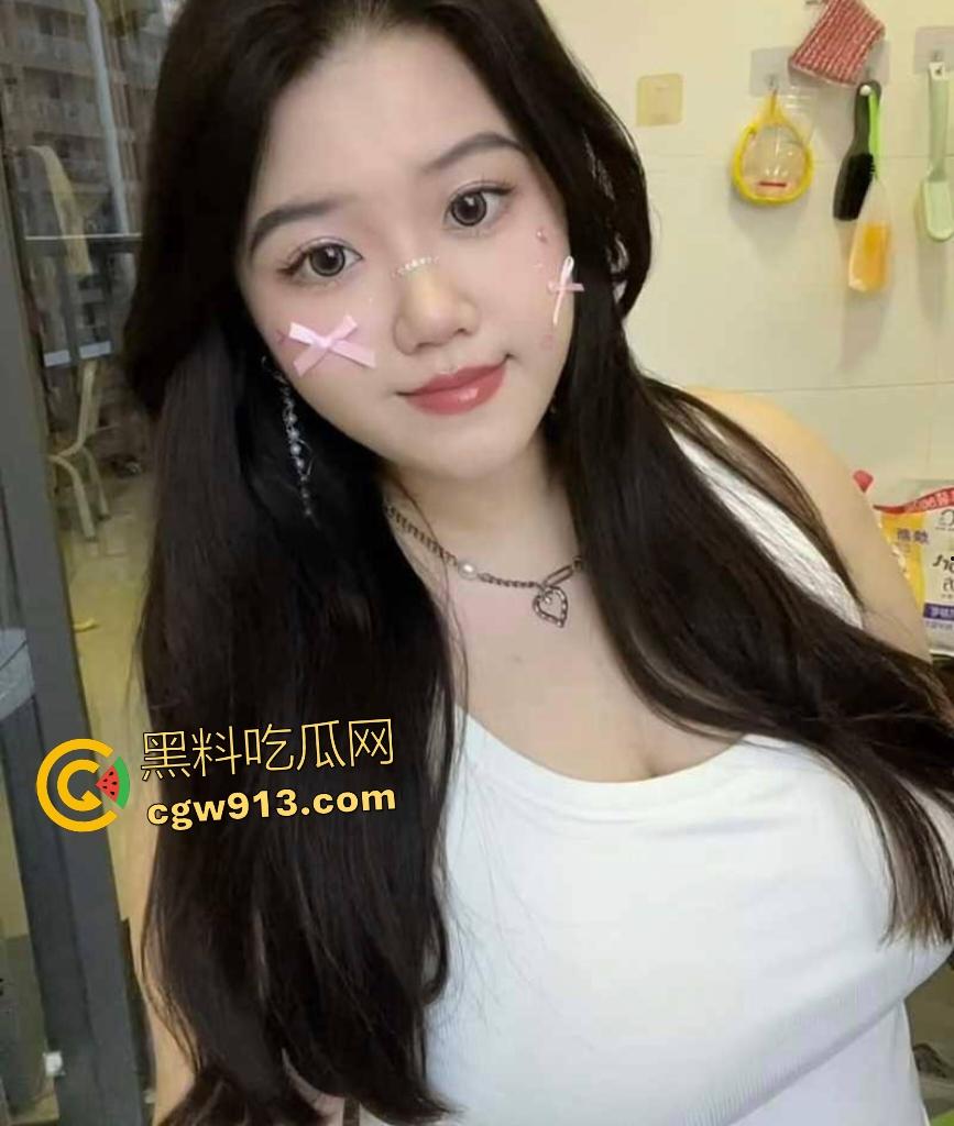 快手巨乳【小胖妹】，肥臀嫩鲍用粗手指插逼狂流水，穿着黑丝拍自己的奶子不嫌痛，这坦克是真耐造啊！-2