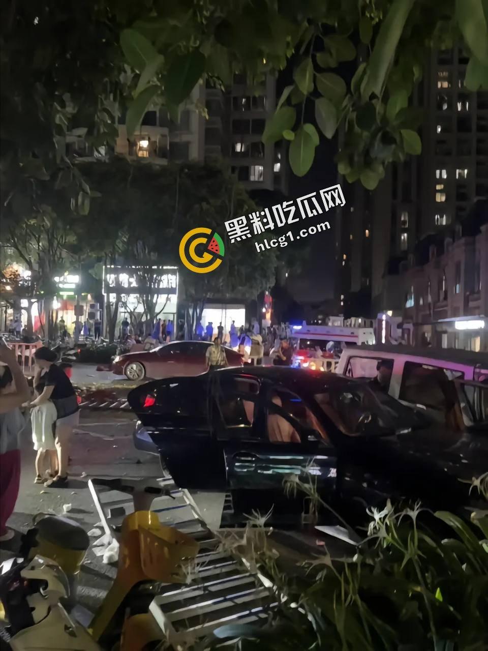 南宁凤翔路 一男子酒驾一路撞 追尾前方车辆 疑似撞倒一名女子 现场视频直达-3