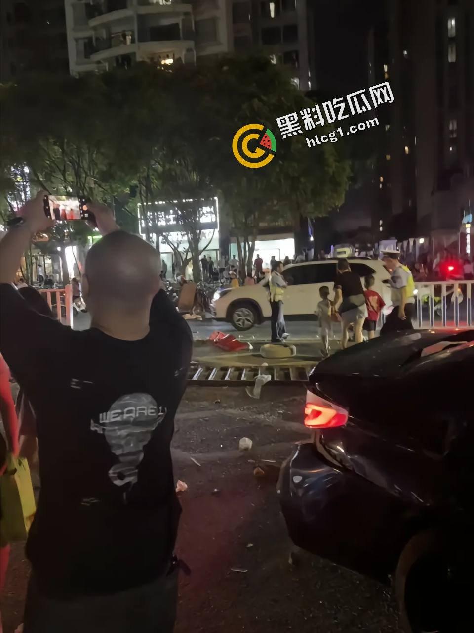 南宁凤翔路 一男子酒驾一路撞 追尾前方车辆 疑似撞倒一名女子 现场视频直达-4