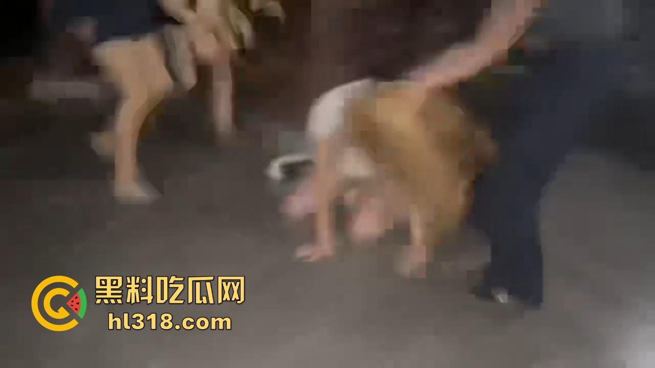 为争男友姐妹们也是大大出手，男的没断干净就和黄毛谈了，前女友就带人打现女友！这男的魅力真大！-3