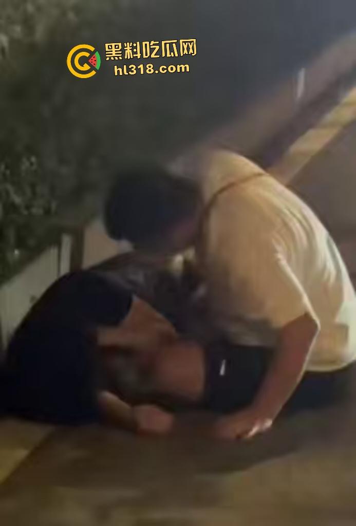 河南一女友出轨在马路边被男友狂扇巴掌，质问你凭什么把逼给他？还扒裤当场羞辱女友！-6