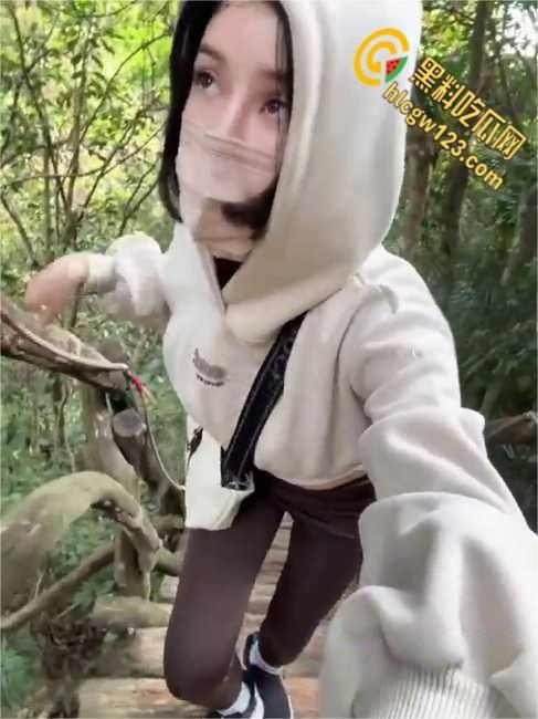 推特登山媛【李娜娜】卖逼方法超出想象，就喜欢落单的登山大哥，露出吃鸡野战！-1