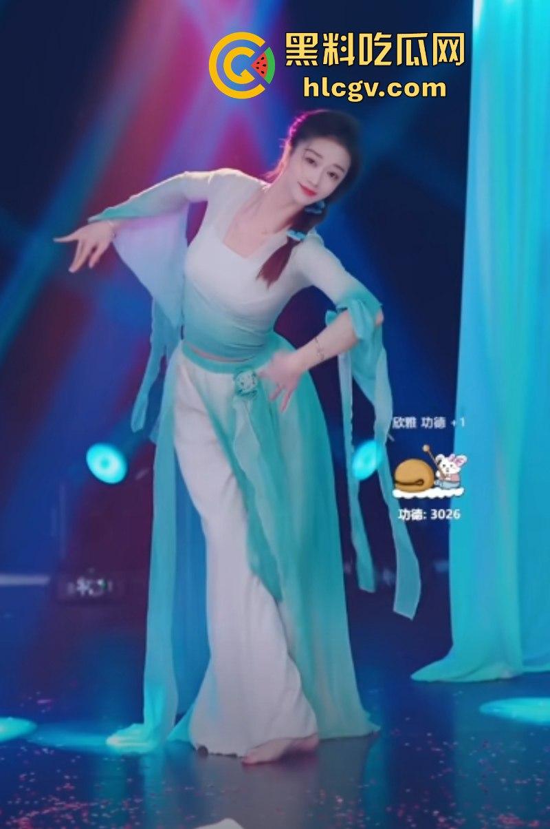 有钱真好！抖音网红博主【蜜桃】为金主定制洗澡自慰视频遭泄露 全裸跳舞真骚啊！-5