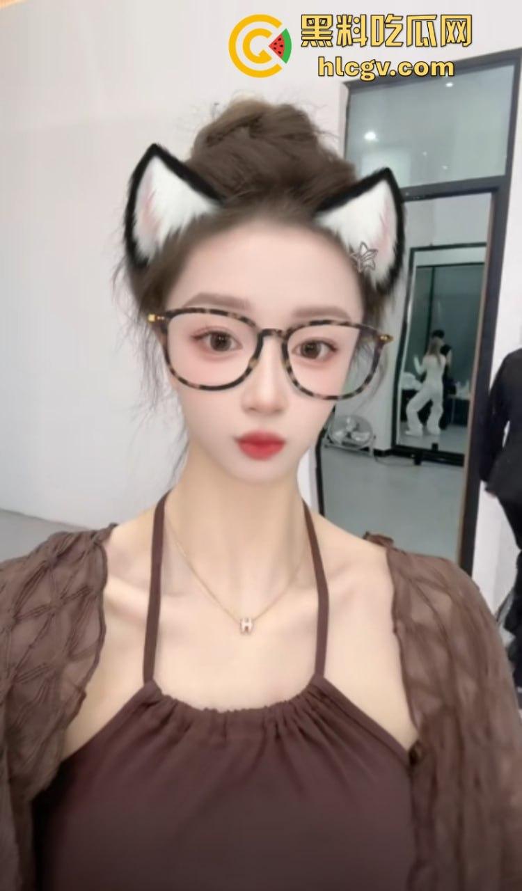 有钱真好！抖音网红博主【蜜桃】为金主定制洗澡自慰视频遭泄露 全裸跳舞真骚啊！-7