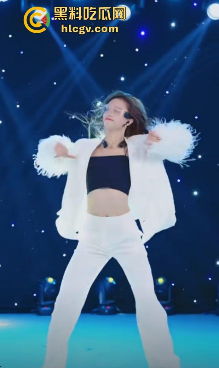 有钱真好！抖音网红博主【蜜桃】为金主定制洗澡自慰视频遭泄露 全裸跳舞真骚啊！-11