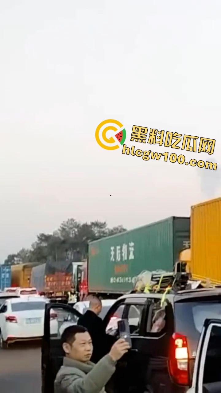 揪心！沪昆高速惊现超级追尾，几十辆车 “叠罗汉”，多辆货车车头被挤压成铁饼-2