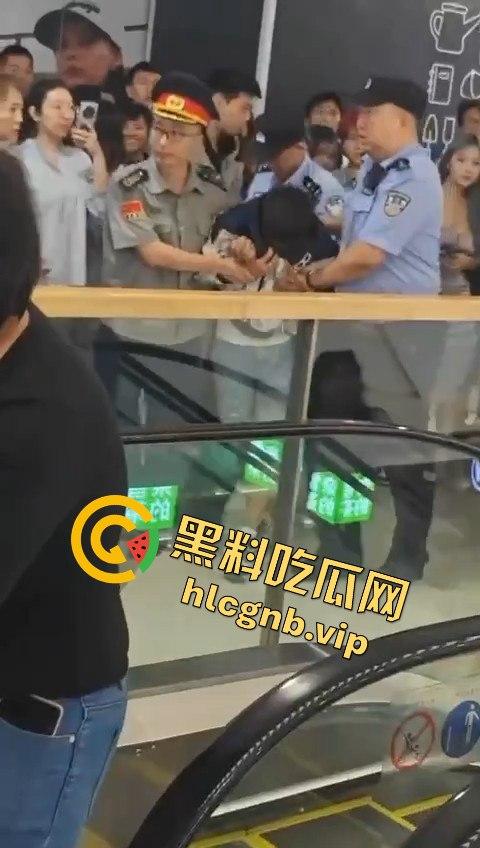 哈尔滨又又又出圈了！！哈西万达广场，一男子偷拍女生被抓！-5