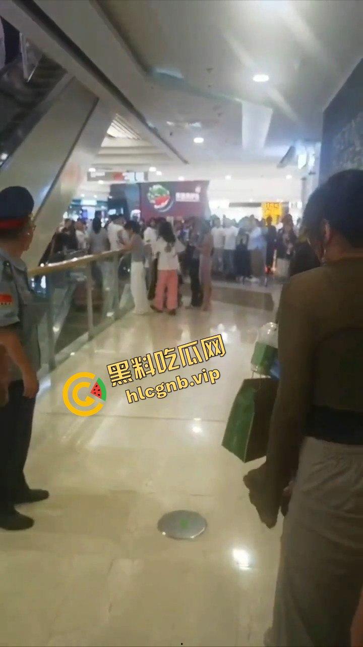 哈尔滨又又又出圈了！！哈西万达广场，一男子偷拍女生被抓！-9