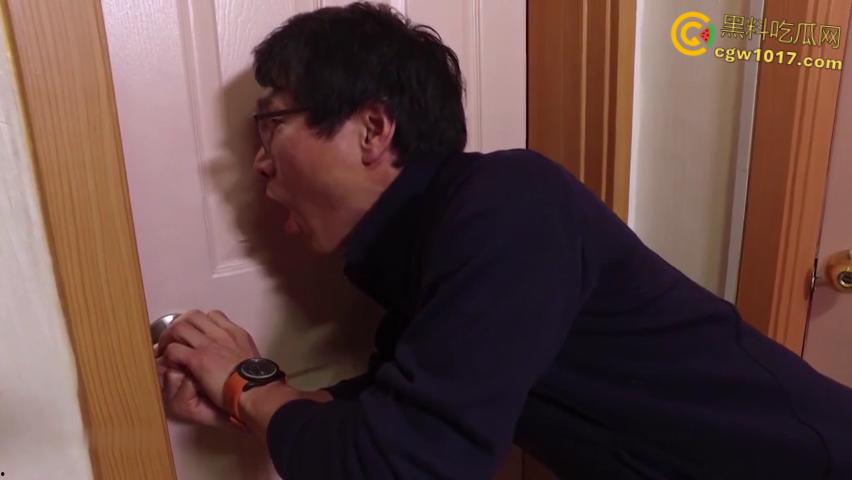 韩国三级伦理《寄宿公寓饥饿的狼》， 刚到青春期饥渴的嫩妹，对同居室友早已按耐不住，在客厅主动勾引被无套中出！-3