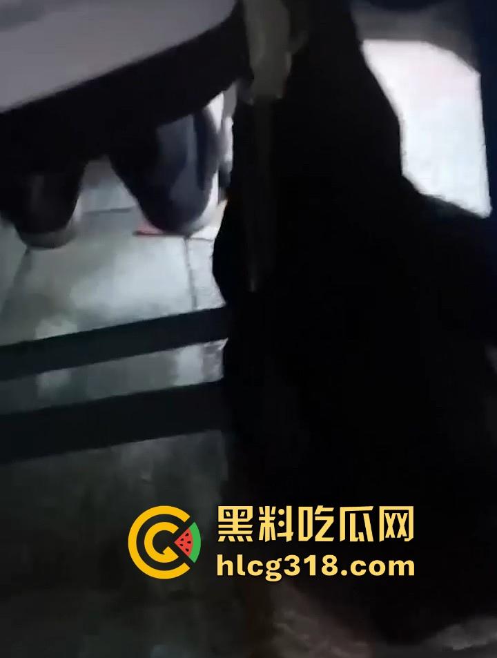 课堂变战场！老师前面讲课 男同学狂扣前排女生小穴 整个手指都沾满淫水 玩的十分刺激！-3