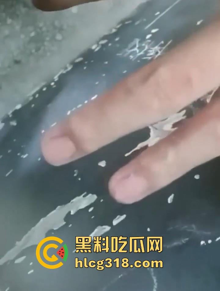 课堂变战场！老师前面讲课 男同学狂扣前排女生小穴 整个手指都沾满淫水 玩的十分刺激！-6