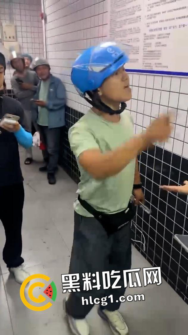三年挣百万的外卖小哥又挨打了！餐厅取餐被同行围攻  被炒起来的小丑人人喊打-3