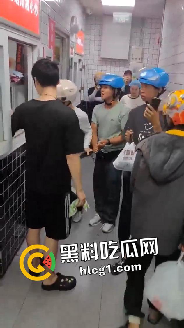 三年挣百万的外卖小哥又挨打了！餐厅取餐被同行围攻  被炒起来的小丑人人喊打-5