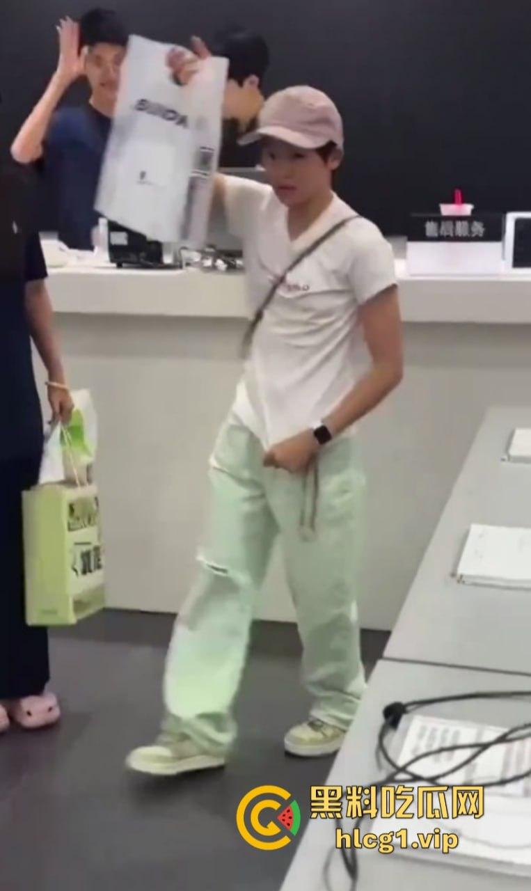 全红婵为妈妈挑选手机 遭网友质疑为什么不买国产手机 要买苹果手机-6