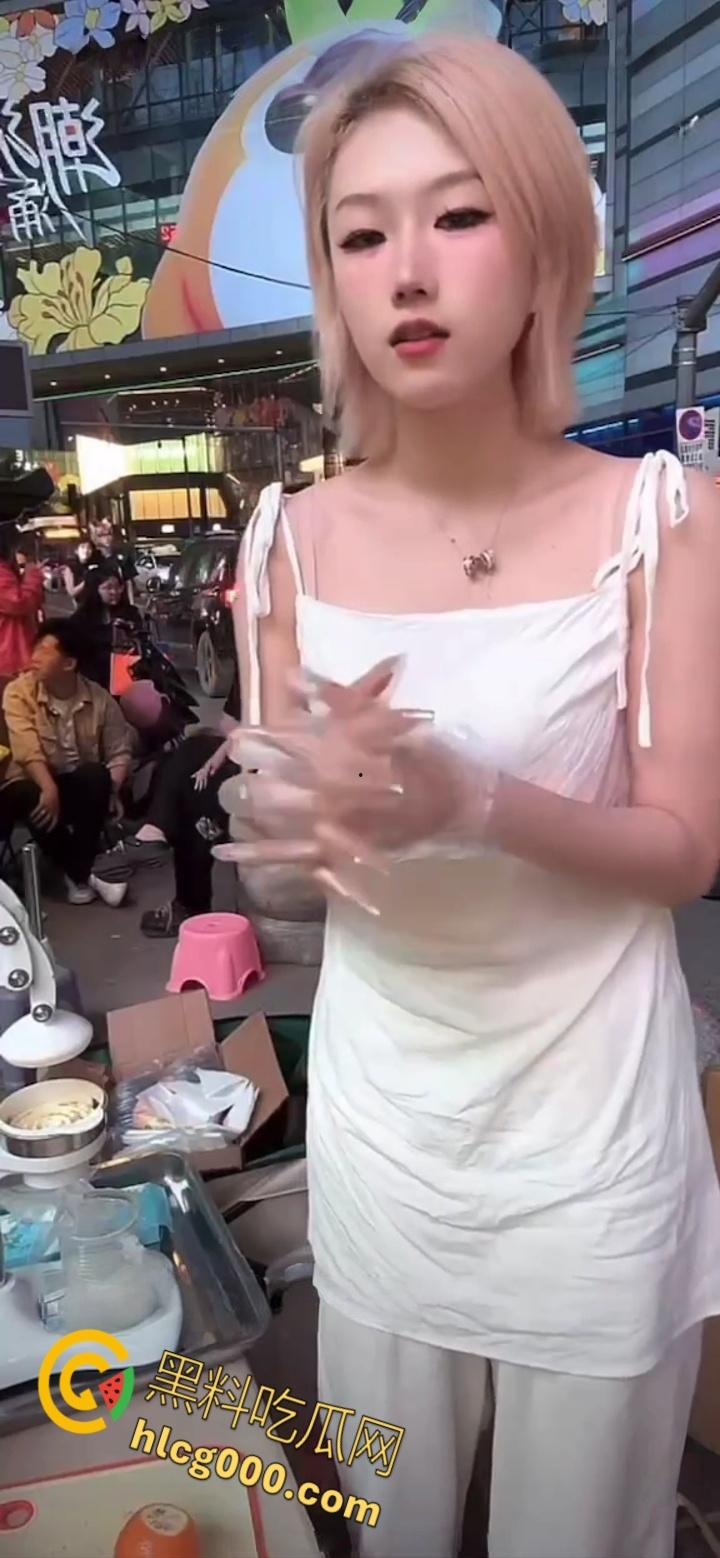 抖音网红【帅气的四喜】，户外榨果汁大翻车！弯腰瞬间粉嫩奶头一览无余，掌握流量密码，太懂观众了 !-5