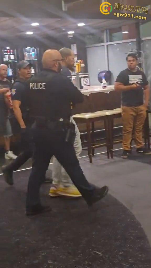 美国太阳谷AMC影院斗殴，一男子观影时当众小便，溅到邻座引起愤怒，遭观众围殴打得鼻青脸肿！-7