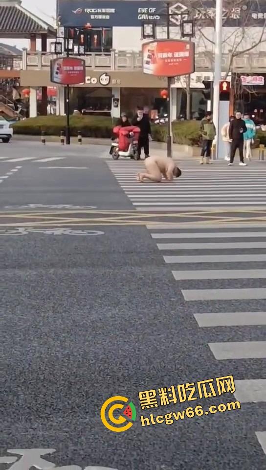 热到发疯？石家庄肥宅裸男街头裸奔！斑马线跪地膜拜，一身肉抖得像猪妖下凡，现场比妖都离谱！-5