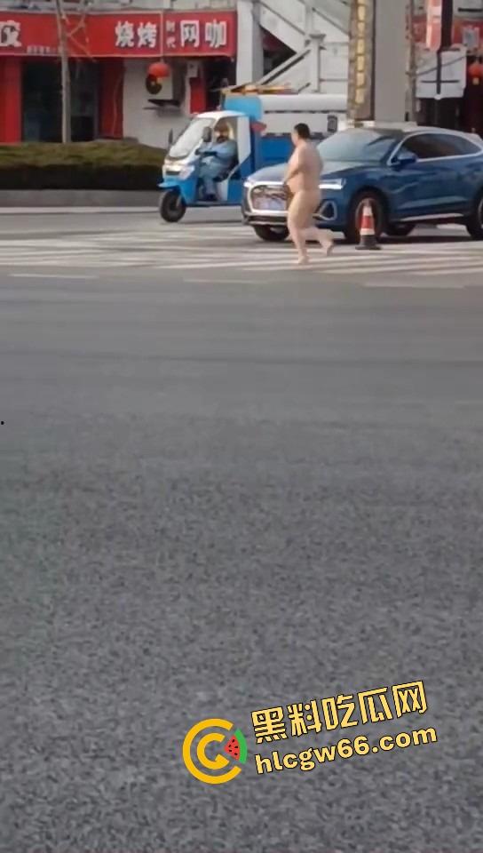 热到发疯？石家庄肥宅裸男街头裸奔！斑马线跪地膜拜，一身肉抖得像猪妖下凡，现场比妖都离谱！-7