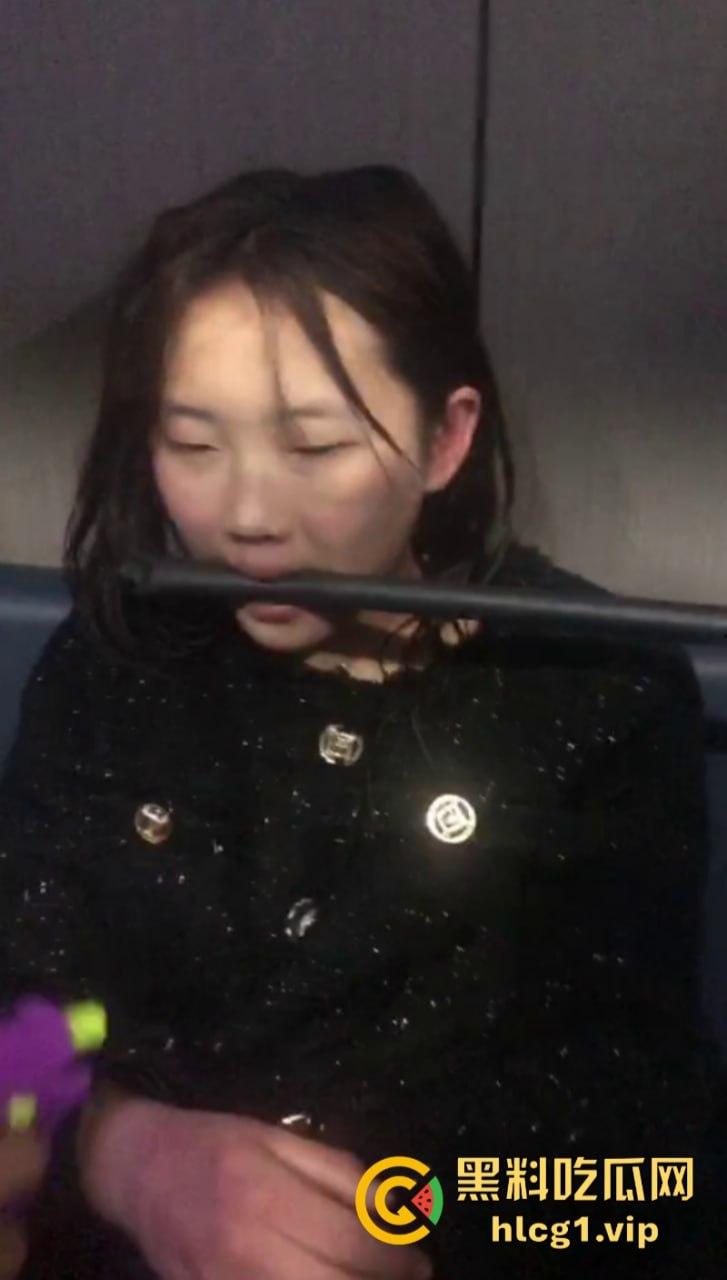 女孩是用来操的 不是用来打的！青海西宁一女孩酒店里遭多人暴打侮辱还被扒去其衣服！-2