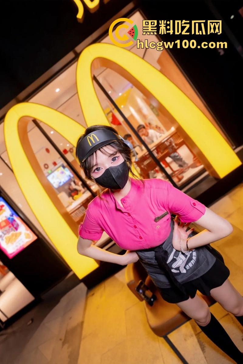 广州白云区万达广场麦当劳学妹大瓜爆出，黑丝美腿随便撩，落地窗前趴着嗲叫，硬是把汉堡制服变成情趣用品！-8