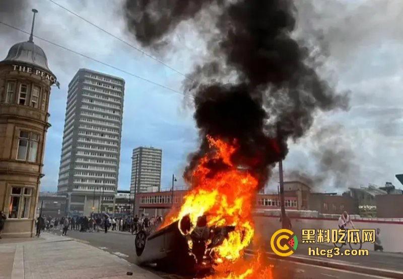 零元购来了！英国近10年最大暴乱!多个城市当街打砸抢烧-2