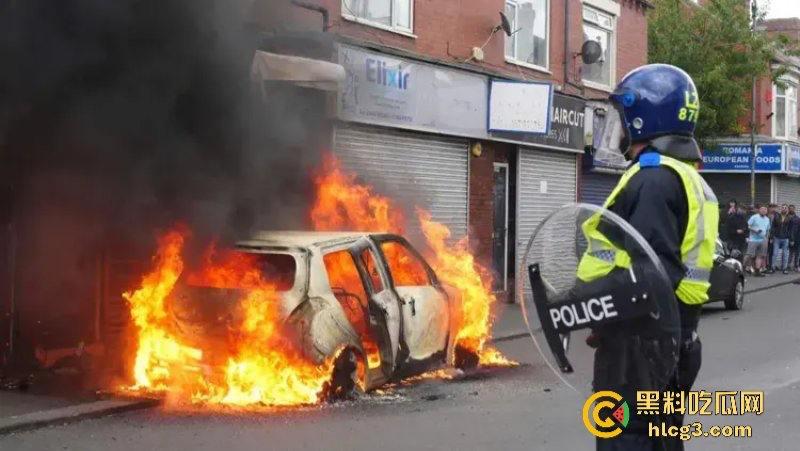 零元购来了！英国近10年最大暴乱!多个城市当街打砸抢烧-7