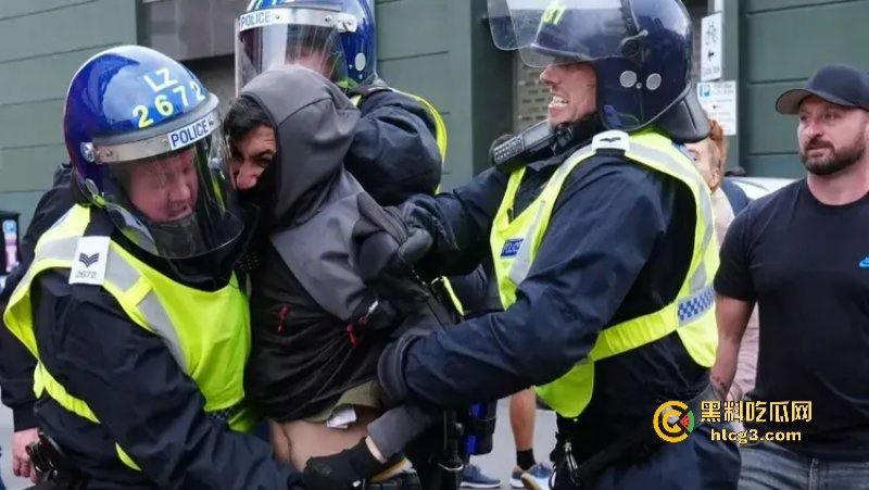 零元购来了！英国近10年最大暴乱!多个城市当街打砸抢烧-13