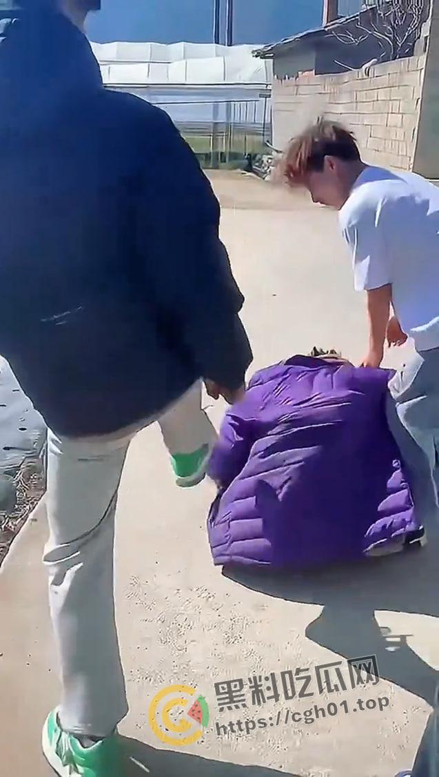 儿子被打 父亲让警察拦着不让回家？四川凉山霸凌事件   愤怒民众包围警察局-5