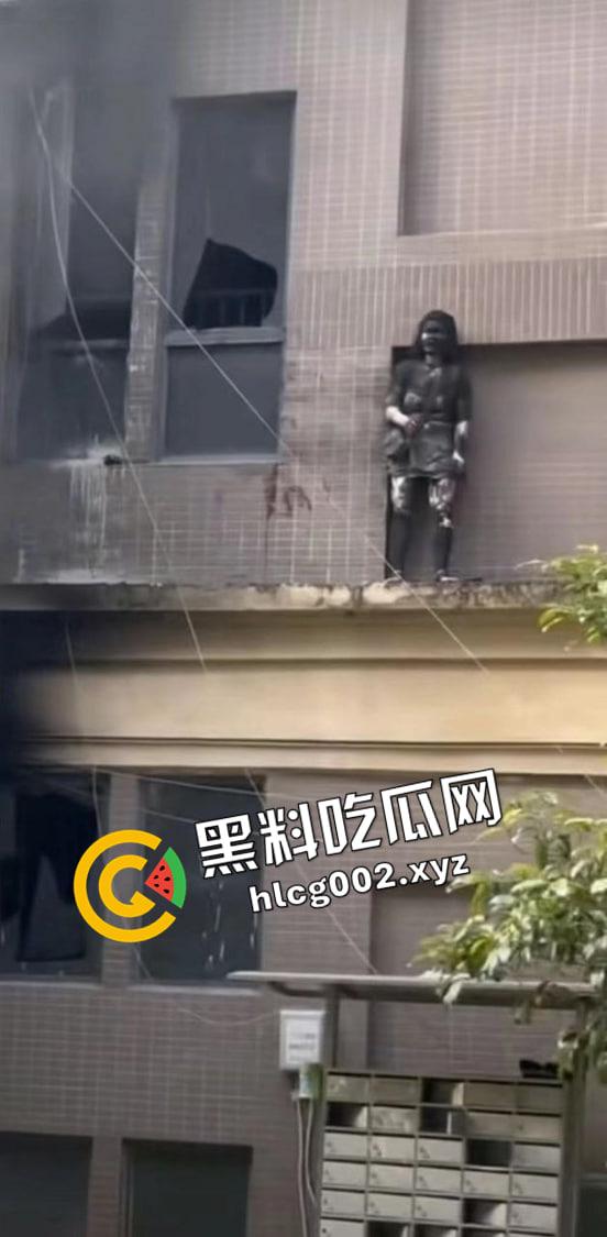 江西南昌小区内突起火灾 女子全身被被烧糊成功逃生 现场视频流出 惨不忍睹 衣服都烧焦贴在身上-1