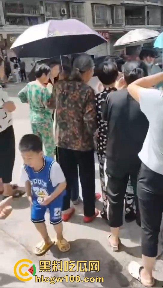 海南孕妇突然临产，围观群众路人见其纷纷帮忙，孩子顺利出生！！！-7