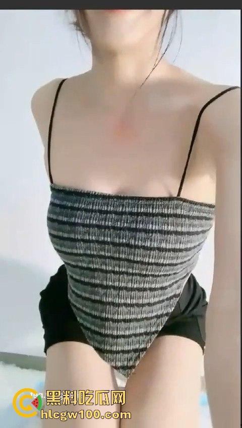 抖音萝莉网红【玥玥酱】收费视频流出！性感萝莉大胆露穴自慰，挑逗姿势骚到极致！-8